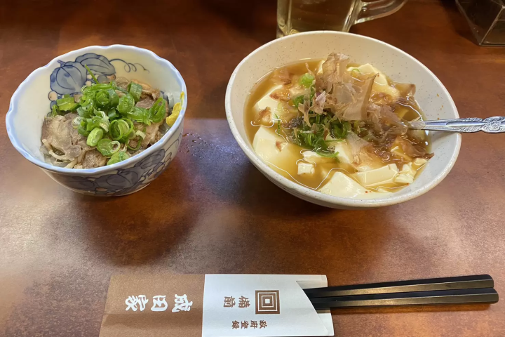 Naritaya is a Traditional Japanese Izakaya loved by locals in Okayama ! Must-try specialties include Torisu (Chicken with Vinegar Sauce) and Yudofu (Hot Tofu).