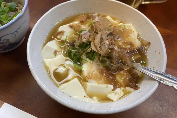 Naritaya is a Traditional Japanese Izakaya loved by locals in Okayama ! Must-try specialties include Torisu (Chicken with Vinegar Sauce) and Yudofu (Hot Tofu).