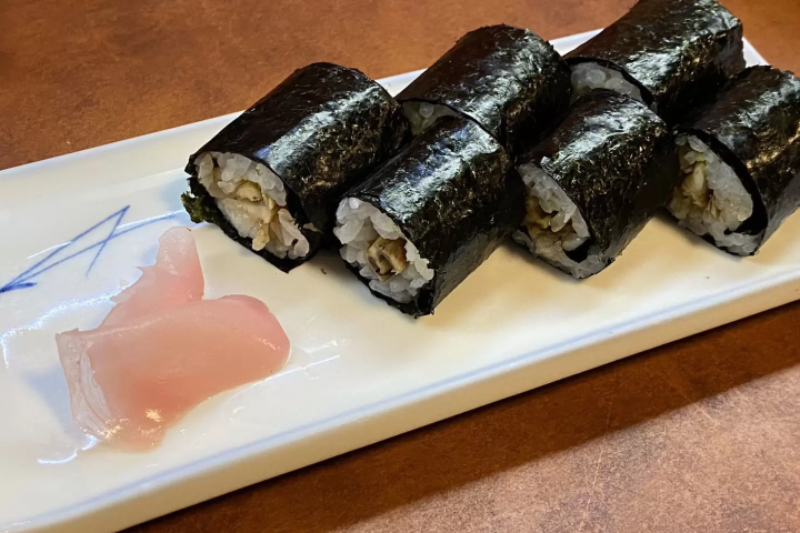 Naritaya is a Traditional Japanese Izakaya loved by locals in Okayama ! Must-try specialties include Torisu (Chicken with Vinegar Sauce) and Yudofu (Hot Tofu).