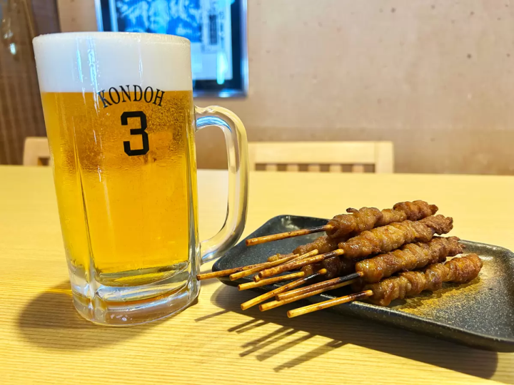 （좌）『선수 등번호 입 머그컵 포함 생맥주』（우）『하카타 빙글빙글 닭껍질』 