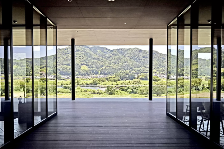 Surrounded by majestic mountains with the Kuzuryu River flowing just ahead, the site offers beautiful seasonal scenery.  