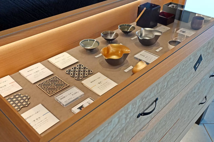 Stylish crafts are displayed in a showcase made from Echizen Tansu chests. 