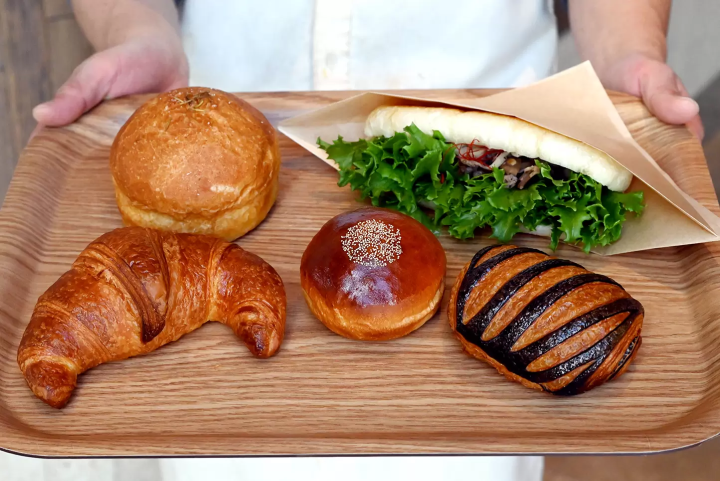 The most popular item is the croissant. Other popular items include the bean paste bun and grissini made with Kurotatsu sake lees. The meal bread made with locally grown Kuzuryu maitake mushrooms is also recommended. 
