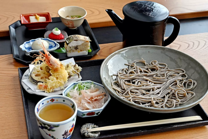 They serve 100% buckwheat soba noodles without any additives. First, try the first bite with salt to fully enjoy the flavor of the soba. The photo shows a set of Fukui's unique "Grated radish soba" noodles, which comes with an appetizer and tempura. 