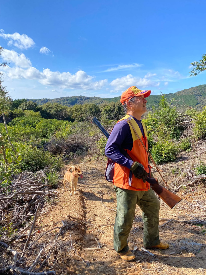 [ประสบการณ์การล่าสัตว์ในไอแนน!] ทัวร์จูไกสู่ภูเขาพร้อมนักล่าและสุนัขล่าสัตว์