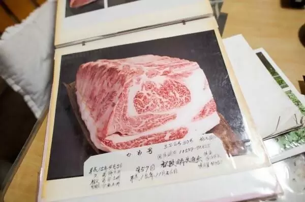 一位養牛71年、現年88歲的老人，拜訪了松阪牛肉的「神靈」。