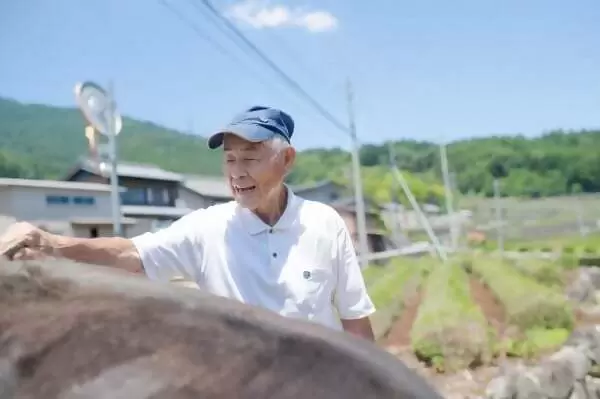 一位養牛71年、現年88歲的老人，拜訪了松阪牛肉的「神靈」。
