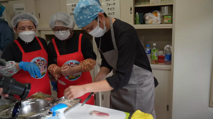 현지 어머니들이 강사로 나섭니다! 아이난 마을에서 잡은 신선한 생선을 사용한 현지 음식인 도미밥 요리 강습입니다.
