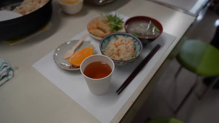 현지 어머니들이 강사로 나섭니다! 아이난 마을에서 잡은 신선한 생선을 사용한 현지 음식인 도미밥 요리 강습입니다.