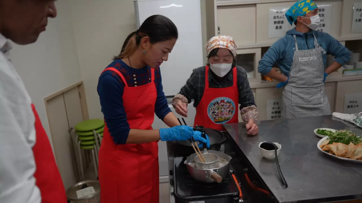 현지 어머니들이 강사로 나섭니다! 아이난 마을에서 잡은 신선한 생선을 사용한 현지 음식인 도미밥 요리 강습입니다.