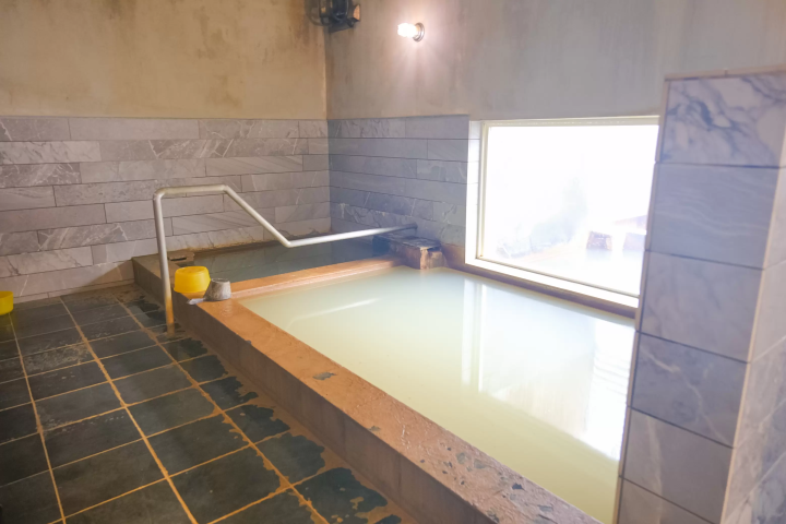 ออนเซ็นเหนือสุดของญี่ปุ่น! โทโยโตมิออนเซ็นที่มี "บ่อน้ำมัน" หนึ่งเดียวในประเทศ｜คู่มือออนเซ็นเช้าไปเย็นกลับและที่พักแนะนำ