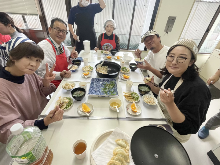 현지 어머니들이 강사로 나섭니다! 아이난 마을에서 잡은 신선한 생선을 사용한 현지 음식인 도미밥 요리 강습입니다.