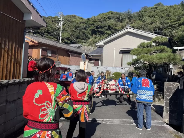樽神輿、車に乗った太鼓部隊で集落を回ります。 