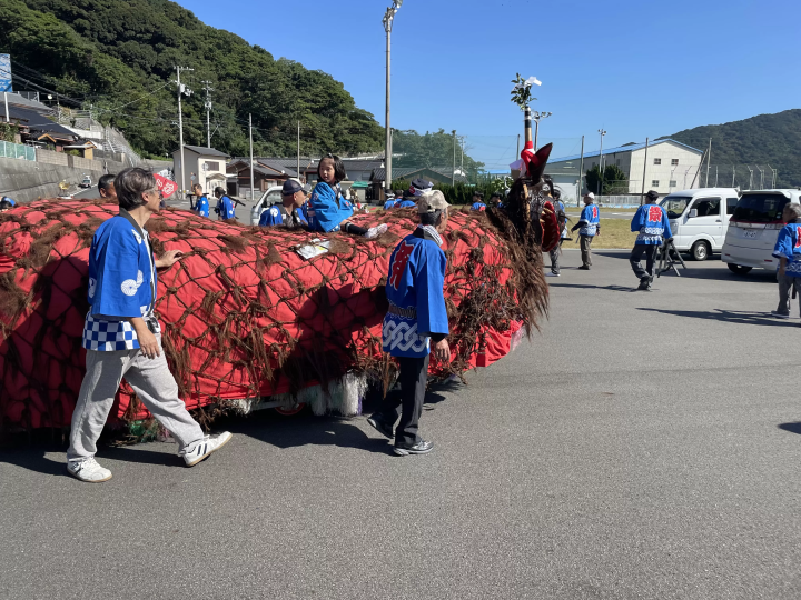 牛鬼の上に子供がのり、大人たちが運ぶ。大人から子供までが集まるのがお祭りです。 