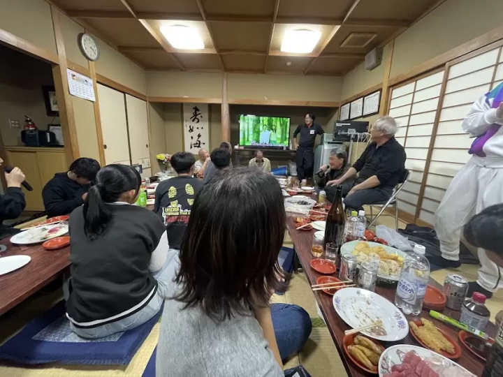 公民館での宴会で食べた後はカラオケ大会になりました。 