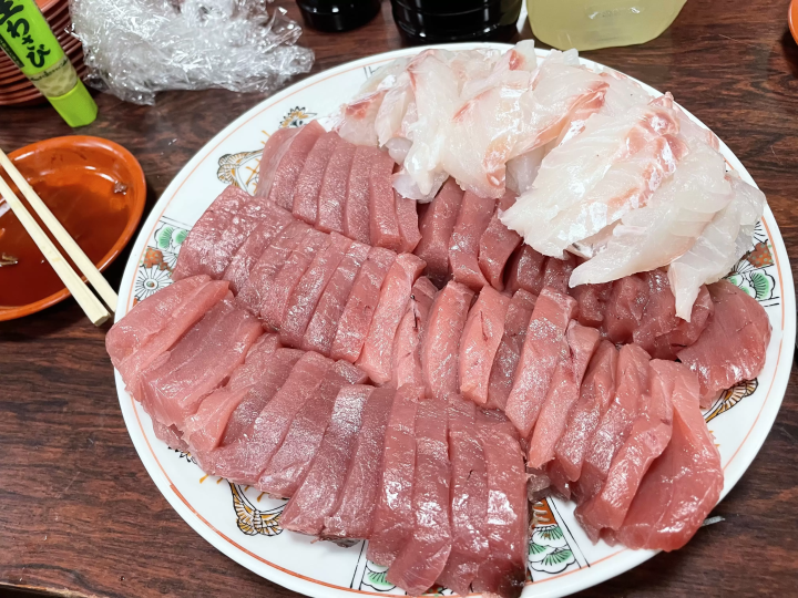 地元の漁師さんがお祭りの為に釣ってきてくれたお魚のお刺身。産地ならではの特権です！！ 