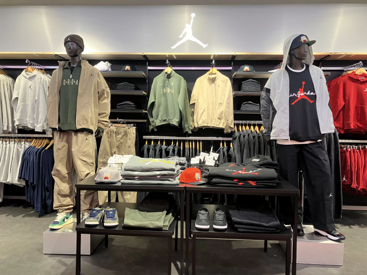 [คูปองใช้ได้เฉพาะที่ร้านแฟล็กชิปสโตร์] ขอแนะนำมุมพิเศษสำหรับชุดกีฬาฤดูใบไม้ผลิและกิจกรรมวิ่งมาราธอน!