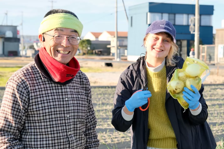 滨田和克里斯蒂娜在一次洋葱采摘经历中