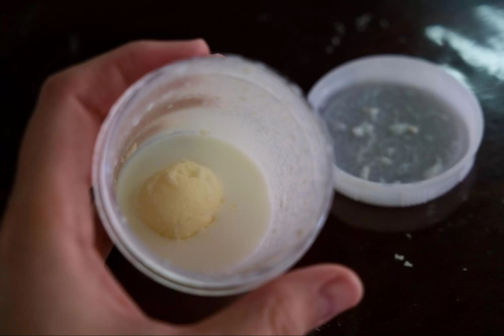 通过有节奏地摇晃容器,鲜牛奶会逐渐变成黄油。