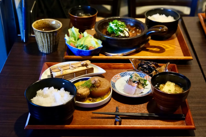 赤富士提供以当地时令食材烹制的套餐。