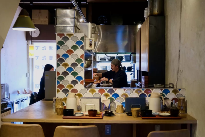 须本市的赤富士餐厅氛围温馨舒适