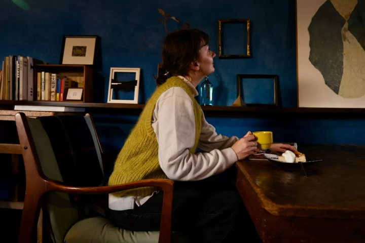 克里斯蒂娜在 NeKi Frames & Coffee 咖啡馆享受着咖啡和蛋糕带来的片刻宁静。