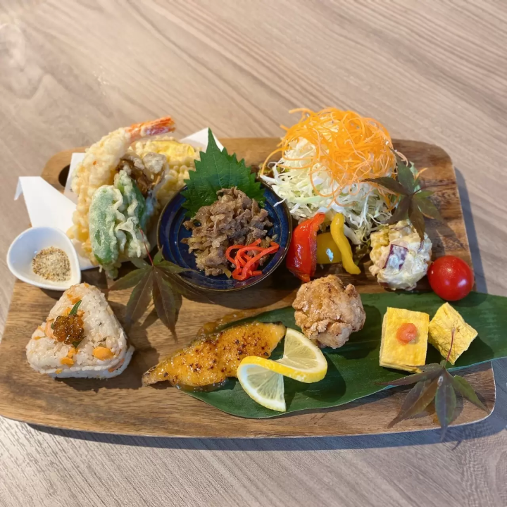 Seasonal Plate ￥1,480 A lunch plate made with seasonal ingredients. The contents change depending on the season. *The photo shows the 2012 Autumn-Winter version. 