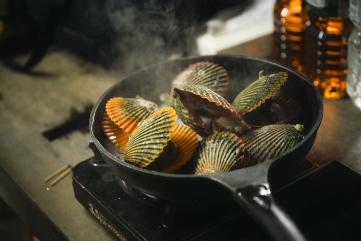 Since I had the opportunity to experience the production area firsthand, I also sampled some steamed scallops prepared in the workshop. 