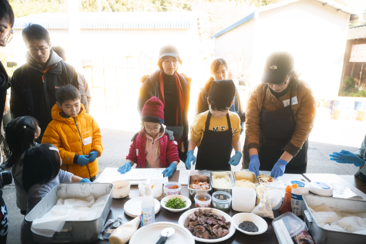 After working up an appetite harvesting, we made pizza using game meat under the open sky. We stretched the dough, added our favorite toppings, and baked the pizzas in a portable stone oven! The pizza and game meat stew we ate outside were delicious, and the kids kept asking for seconds! 