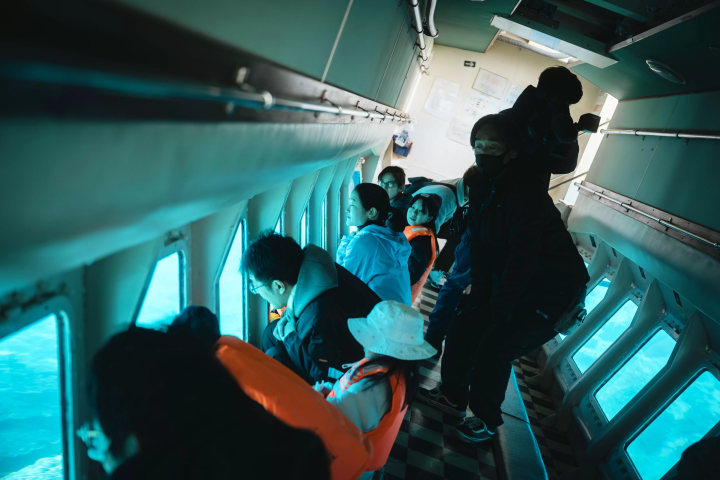 In Ainan Town, there's a boat that lets you see the seabed. Participants came to see the underwater world. Everyone was engrossed in searching for fish swimming in the sea 🐟 and coral reefs ♪ It operates all year round, so I highly recommend you try it. 