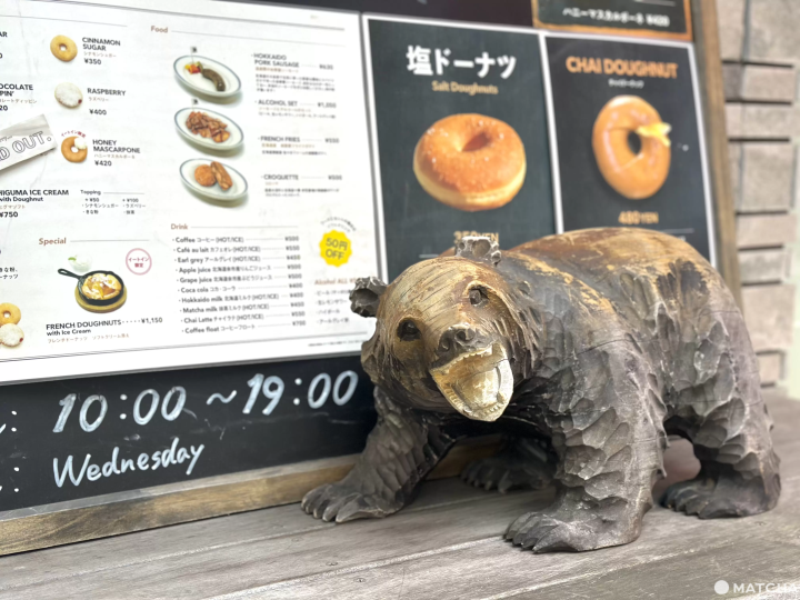 Higuma Doughnuts店門口外的棕熊