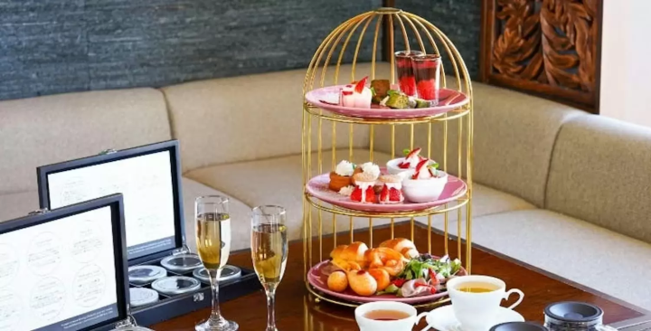 華やかなゴールドのスタンドにはハワイアンテイストのスイーツなどがいっぱい！