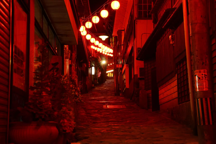 【由布院】遠離喧囂的人群，前往湯之平溫泉，那裡石板路和紅燈籠營造出如詩如畫的景緻。