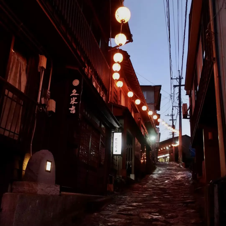 [Yufuin] Yunohira Onsen: A Hidden Gem of Red Lanterns and Ancient Stone Paths