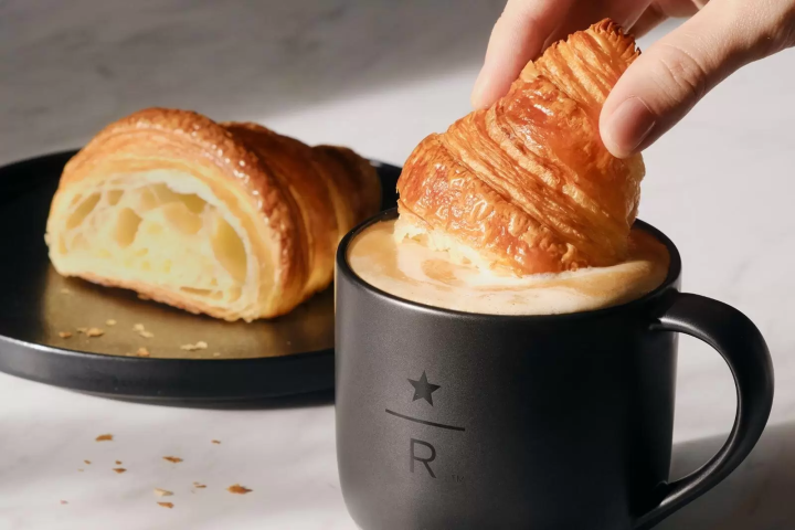 將義式牛角麵包浸入咖啡的「Dip Style」吃法