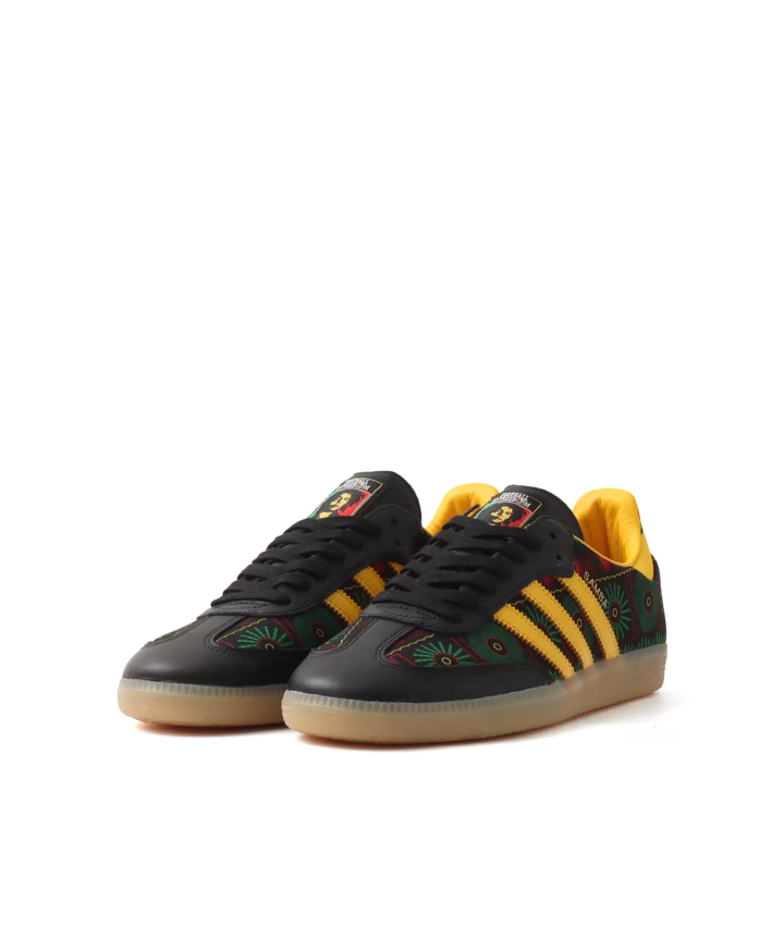 일본에서 스니커즈를 구매하고 싶으시다면 atmos를 방문하세요! atmos만의 특별한 상품들을 만나보실 수 있습니다!