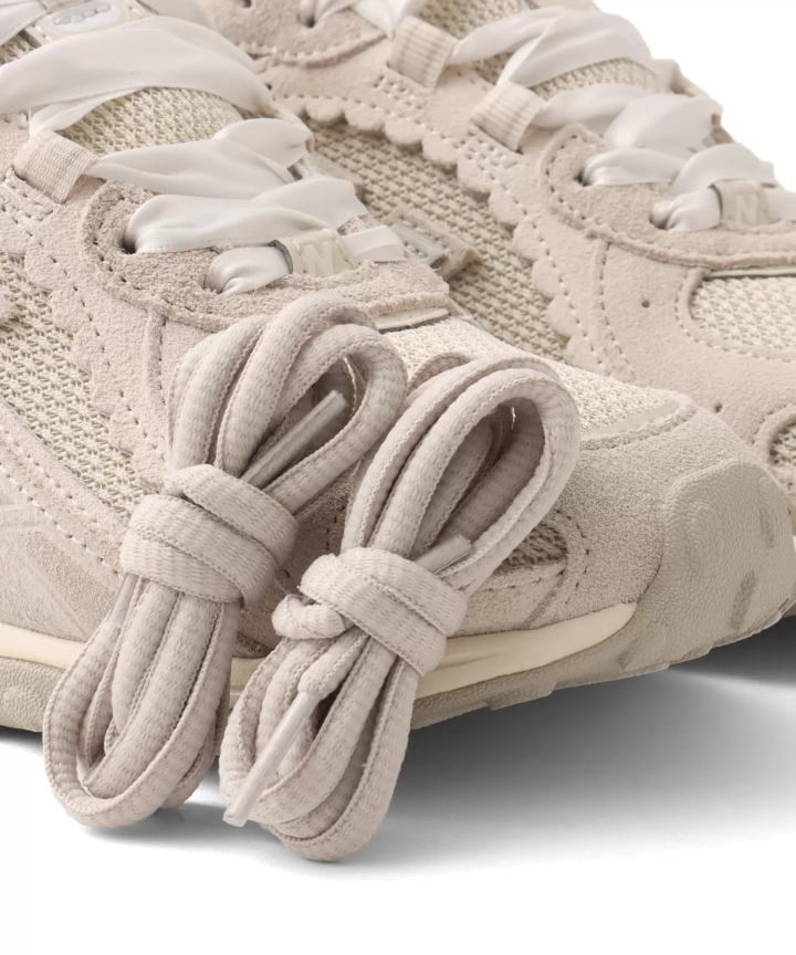 Introducing popular women's sneaker models and stores to enjoy at atmos pink!