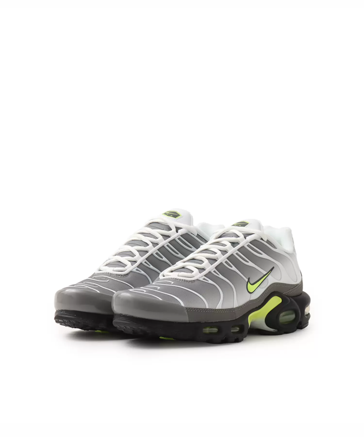 일본에서 스니커즈를 구매하고 싶으시다면 atmos를 방문하세요! atmos만의 특별한 상품들을 만나보실 수 있습니다!