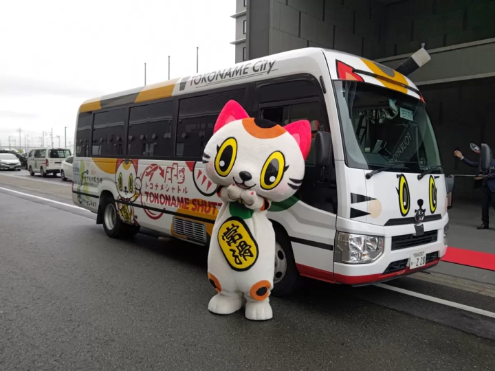 The Tokoname Shuttle Bus is easily recognizable by its wrapping design featuring Tokoname City mascot, "Tokotan"! 