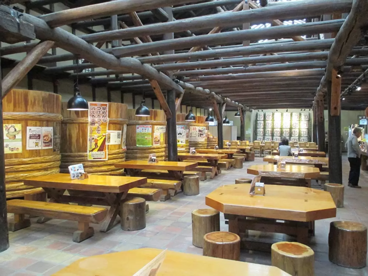 This restaurant, which was renovated from a 180-year-old miso storehouse, has long been loved by locals. The high ceilings create an open feeling.