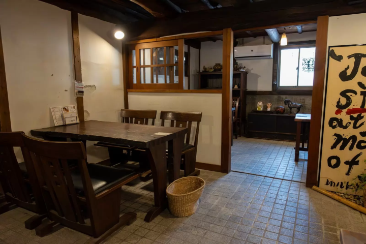 It is a relaxing space where you can feel the atmosphere of an old workshop.