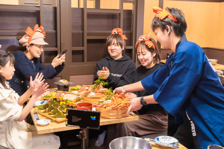 카를라 폴이 후지야마를 방문했어요! 아키하바라에서 무제한 스시와 게 요리를 즐겨보세요.