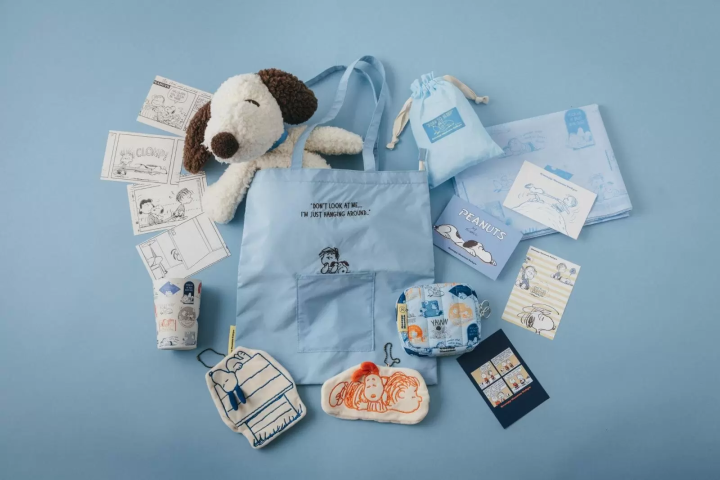 與毛毯同色的水藍色周邊與玩偶