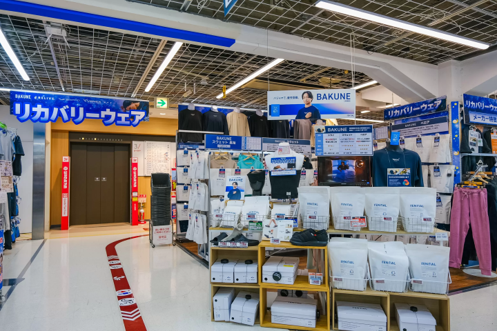 Shinjuku Shopping: BIC CAMERA Latest Goods & Odakyu Department Store Cosmetics and Gourmet Guide
