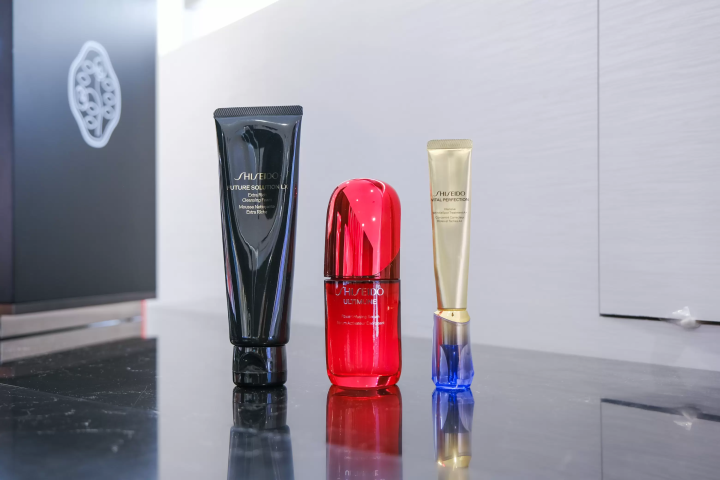 Shinjuku Shopping: BIC CAMERA Latest Goods & Odakyu Department Store Cosmetics and Gourmet Guide