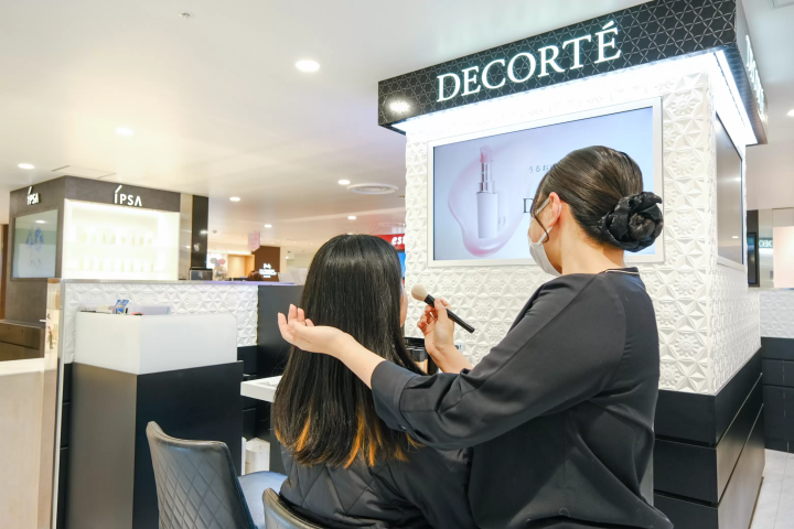 Shinjuku Shopping: BIC CAMERA Latest Goods & Odakyu Department Store Cosmetics and Gourmet Guide