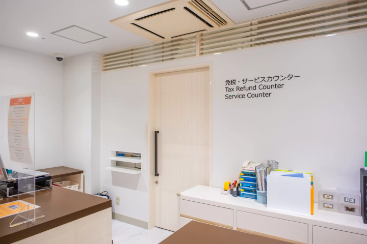 Shinjuku Shopping: BIC CAMERA Latest Goods & Odakyu Department Store Cosmetics and Gourmet Guide