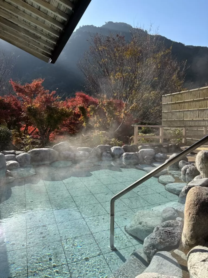 온천이 있는 휴게소, 이타카역에서 즐거운 시간을 보내세요!