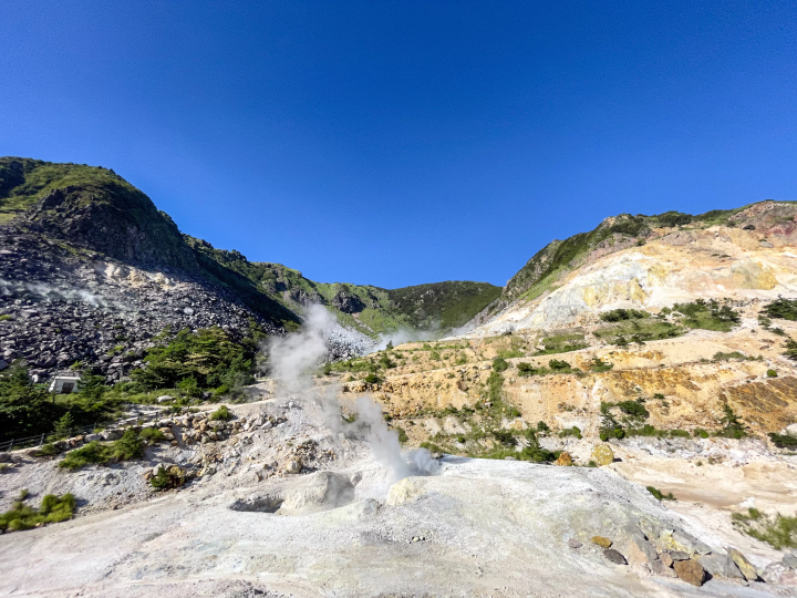 【由布院】温泉是通往火山口的入口！沿着舒适的步道，即可到达一座蒸汽弥漫、景色壮丽的山丘。