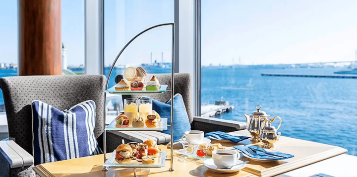 視界いっぱいに広がる海！絶景とともに楽しむ正統派の三段スタンド